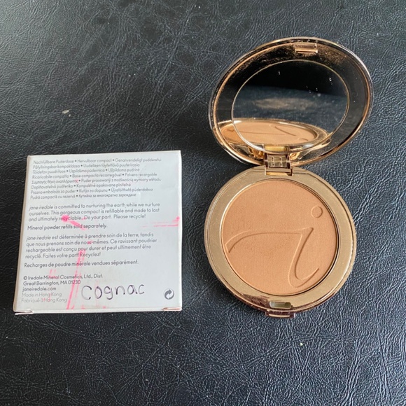 NEW!  REFILLABLE GOLD COMPACT WITH  PRESSED MINERAL FACE POWDER - Picture 4 of 5